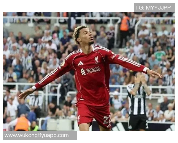 迪福分析认为埃基蒂克更适合担任红军9号位超越伊萨克