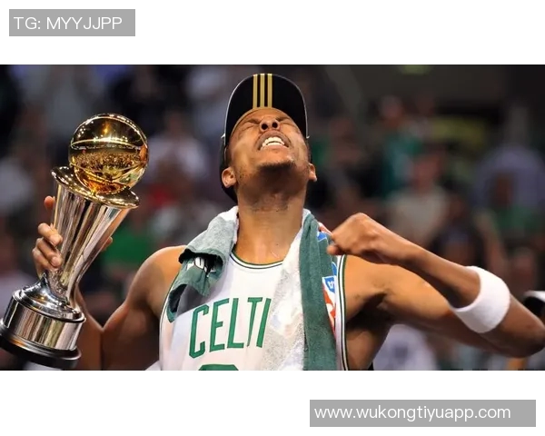 女主持与皮尔斯默契配合皮尔斯直言不想与他人合作播客