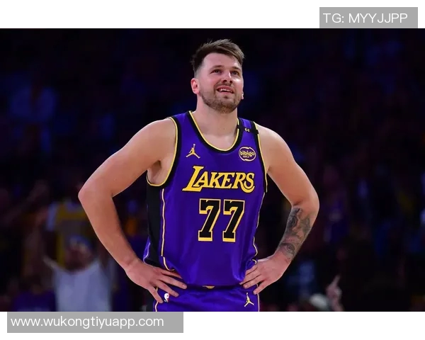 日本性感女星昨日现身湖人主场穿东契奇球衣引发热议