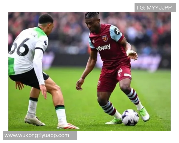 詹俊现场解说曼城对阵利物浦社媒晒照展现紧张氛围与激情时刻