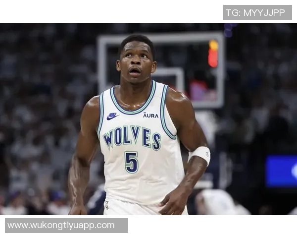 爱德华兹状态低迷半场14投仅中3三分球表现不佳仅得14分